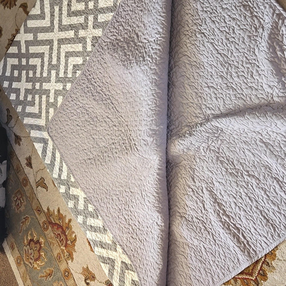 Queen Size Adrienne Vittadini Reversalable Grey geometric design bedspread/quilt - Picture 5 of 6